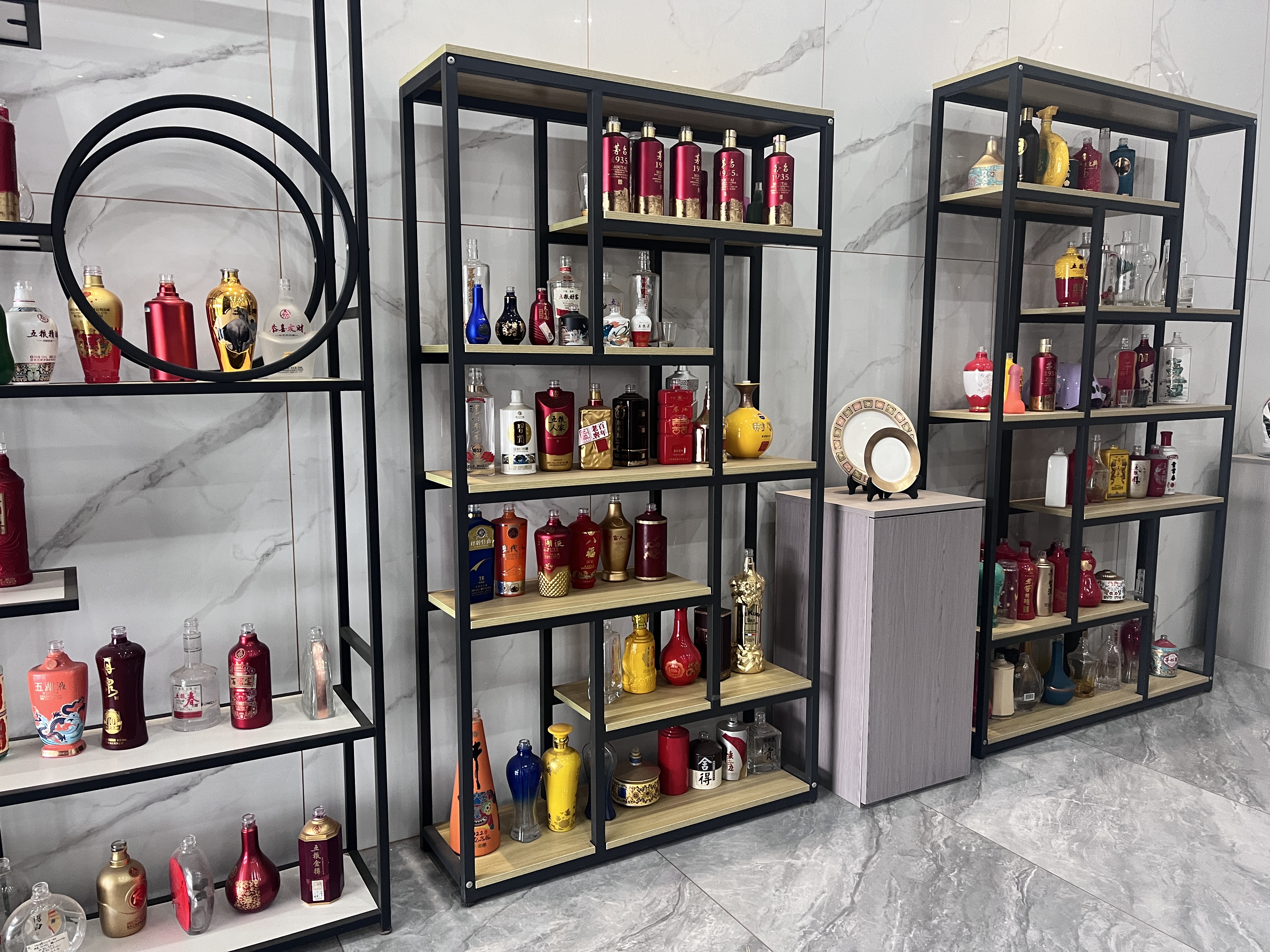 الملصق الموجود على زجاجة النبيذ